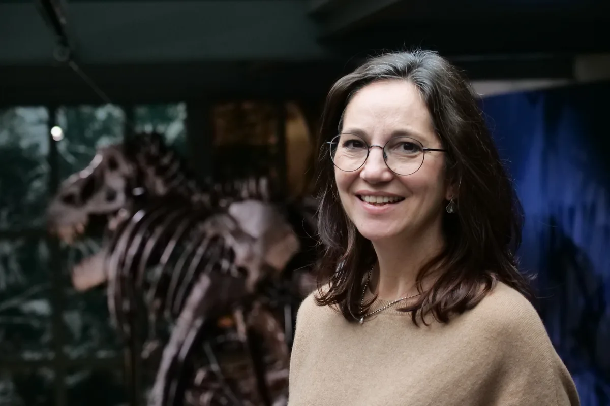 Yolanda Schicker-Siber, die Tochter von Köbi Siber, im Sauriermuseum vor dem T-Rex.